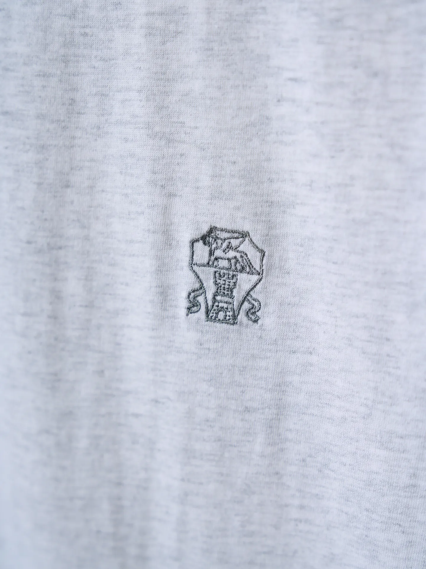 [Real auction] Brunello Cucinelli/BC embroidered badge stacked short-sleeved T-shirt [In Stock] S M L Let the sense of high-end create unlimited imagination between likeness and dissimilarity. Everything is casually exquisite. Imported machine embroidery technology is used. Advanced computer control system and precision mechanical components are used to realize the Solomeo badge embroidery operation with high precision. The lines are smooth and delicate. Glue printing is used. Glue liquid paint is used to print patterns on fabrics. The fabrics are baked to fix the printed patterns. The fabrics are washed and have a better hand feel. Not easy to deform, not easy to shrink, not easy to fade. Maintains long-lasting beauty with a loose fit